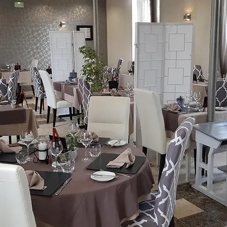 מלון Logis Restaurant Le Vedaquais 3*