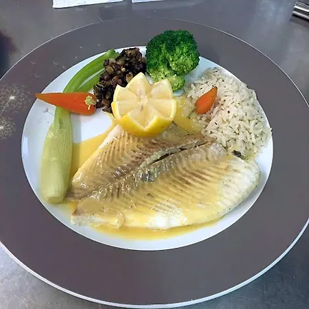 Logis Restaurant Le Vedaquais ホテル 3*