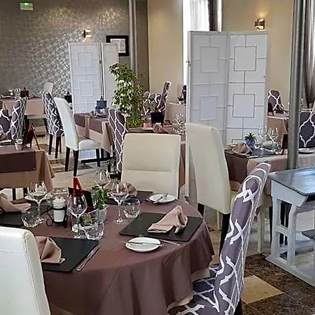 ホテル Logis Restaurant Le Vedaquais 3*