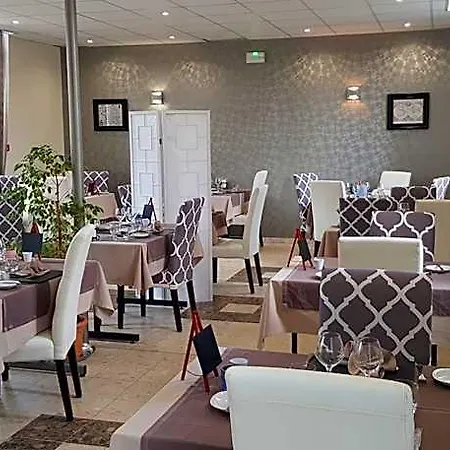 Logis Restaurant Le Vedaquais ホテル 3*